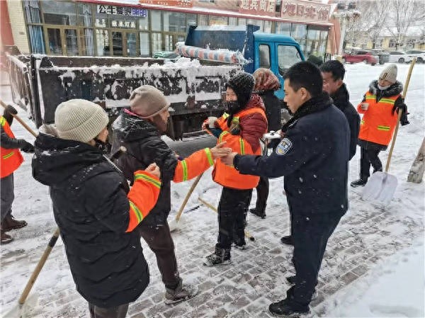 风雪中的温暖守护：民警为环卫工人送上热饮，传递城市温情