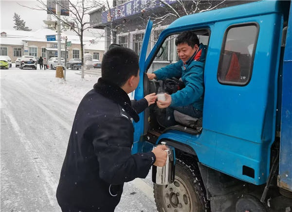 风雪中的温暖守护：民警为环卫工人送上热饮，传递城市温情  第2张