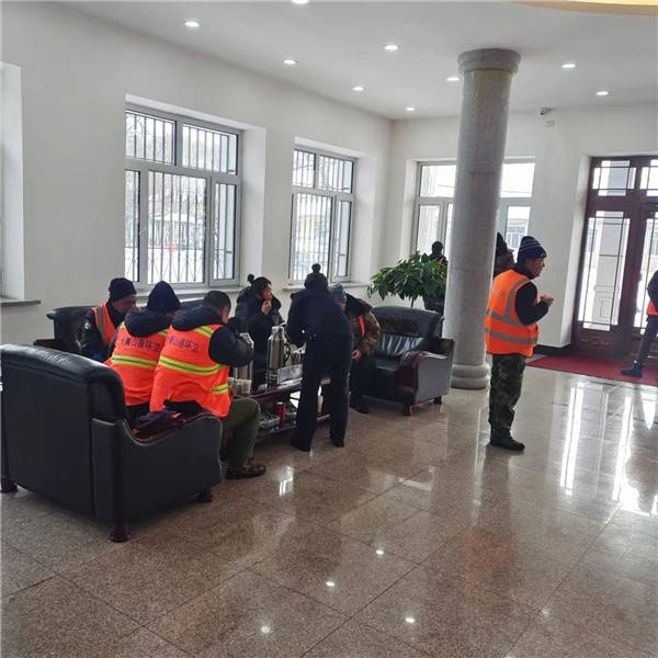 风雪中的温暖守护：民警为环卫工人送上热饮，传递城市温情  第3张
