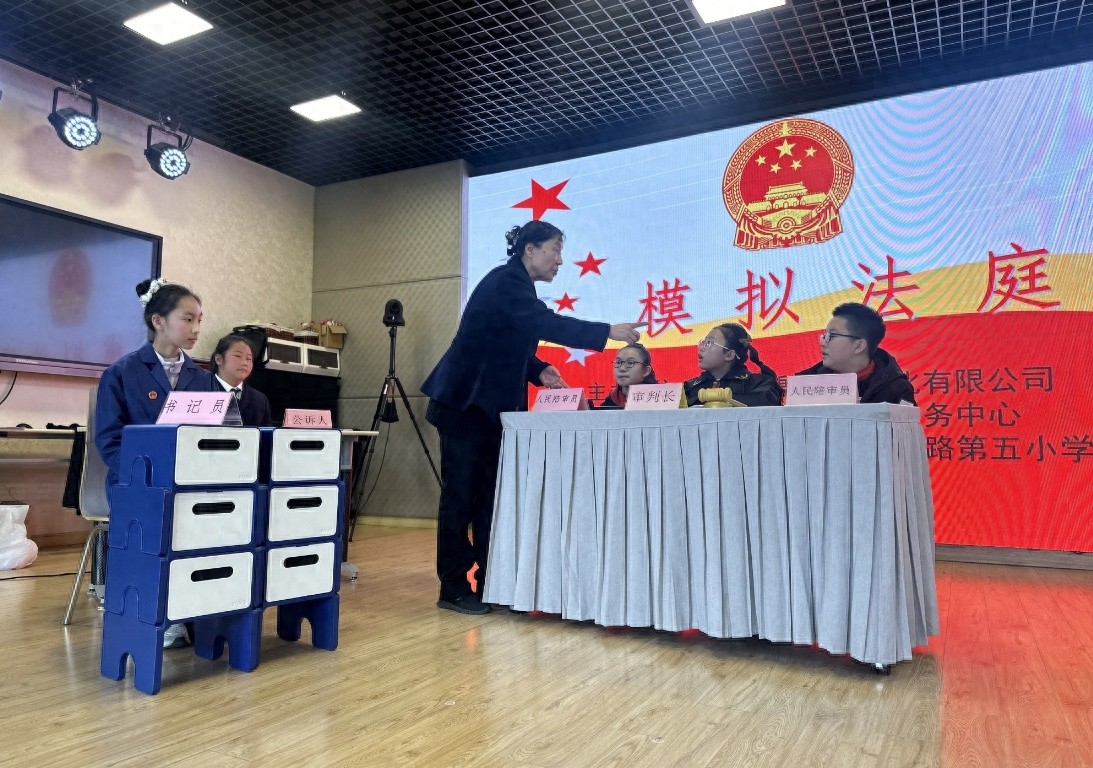 在孩子们心中种下法律的种子：模拟法庭让900名学生近距离感受宪法的神圣  第1张