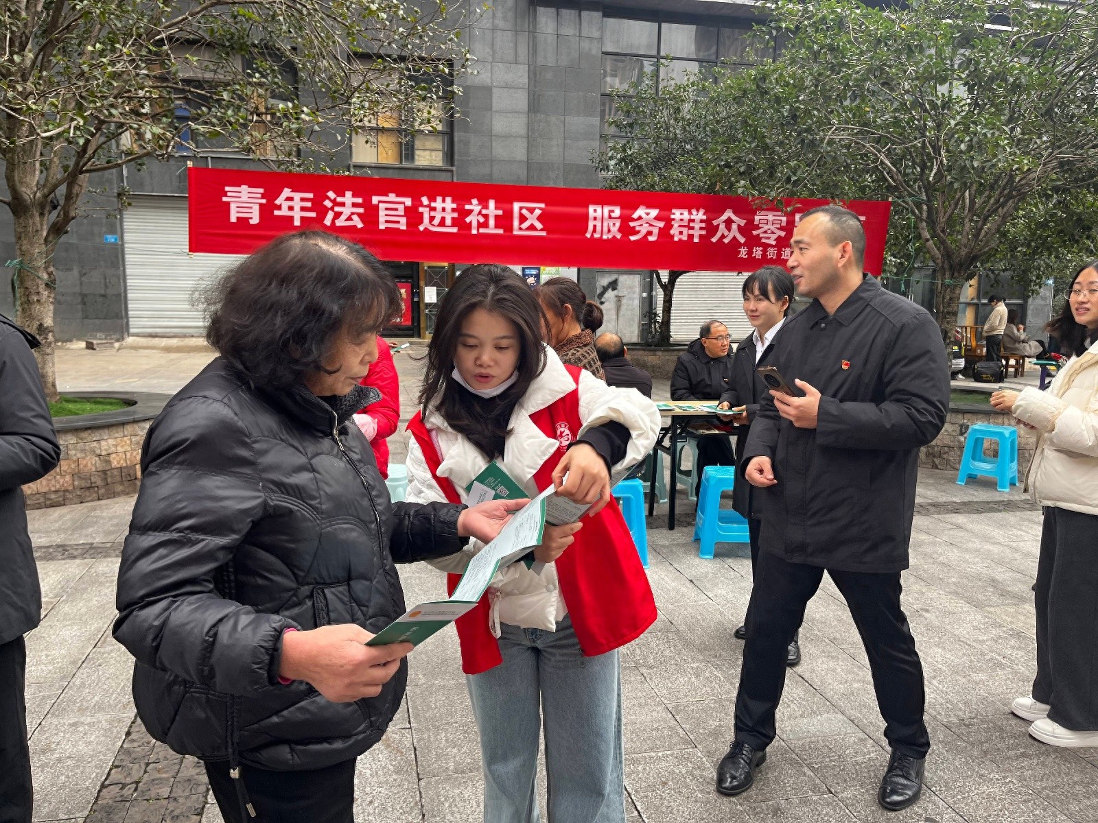 12·5国际志愿者日：青年法官进社区，法律咨询零距离，解答群众疑惑