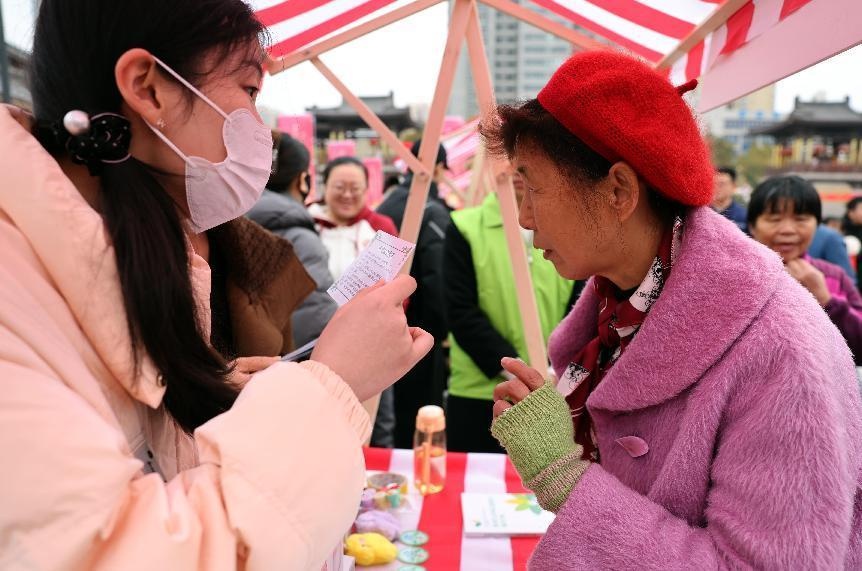 2024年陕西省宪法宣传周启动，10家企业志愿者代表佩戴绶带，共同守护绿色家园  第5张