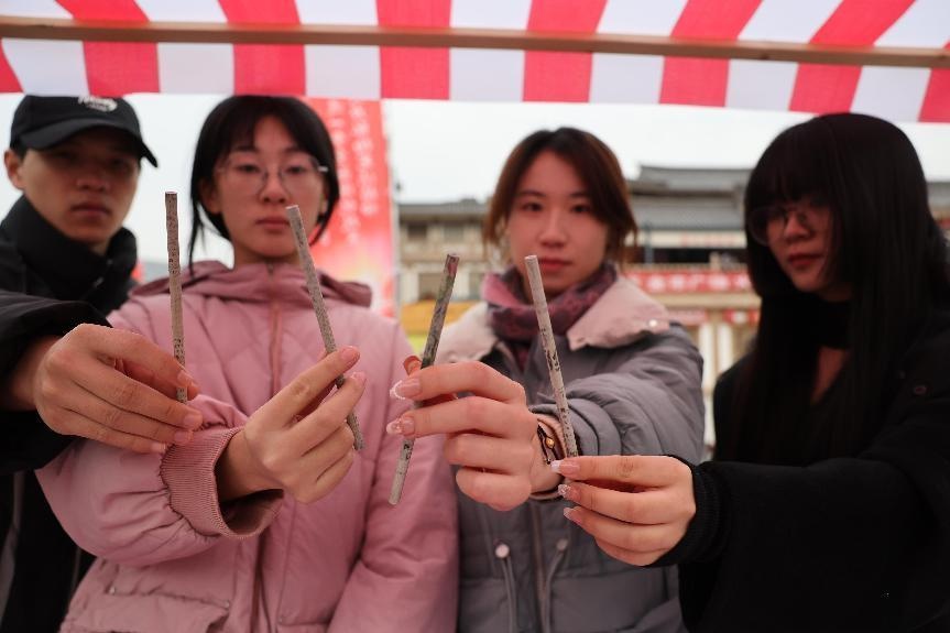 2024年陕西省宪法宣传周启动，10家企业志愿者代表佩戴绶带，共同守护绿色家园  第6张