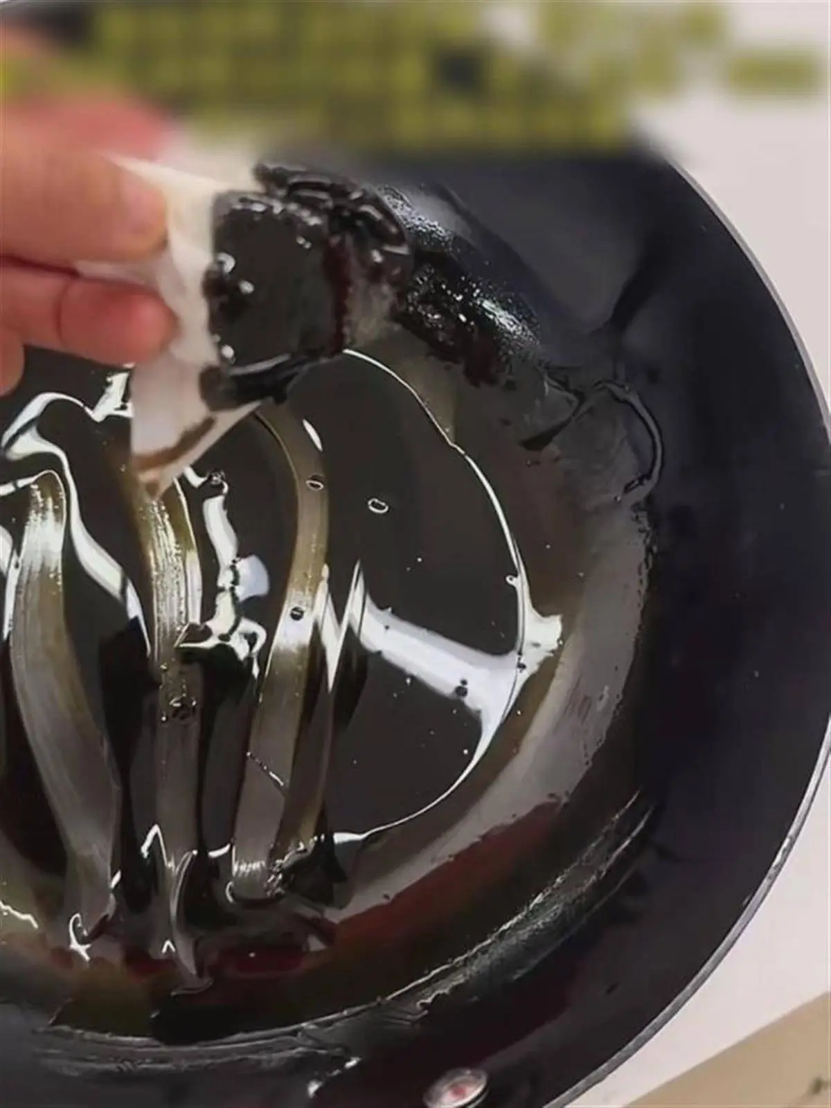 盒马惊现黑色沉淀物！金龙鱼食用油加热后竟有塑胶味，真相究竟如何？  第1张