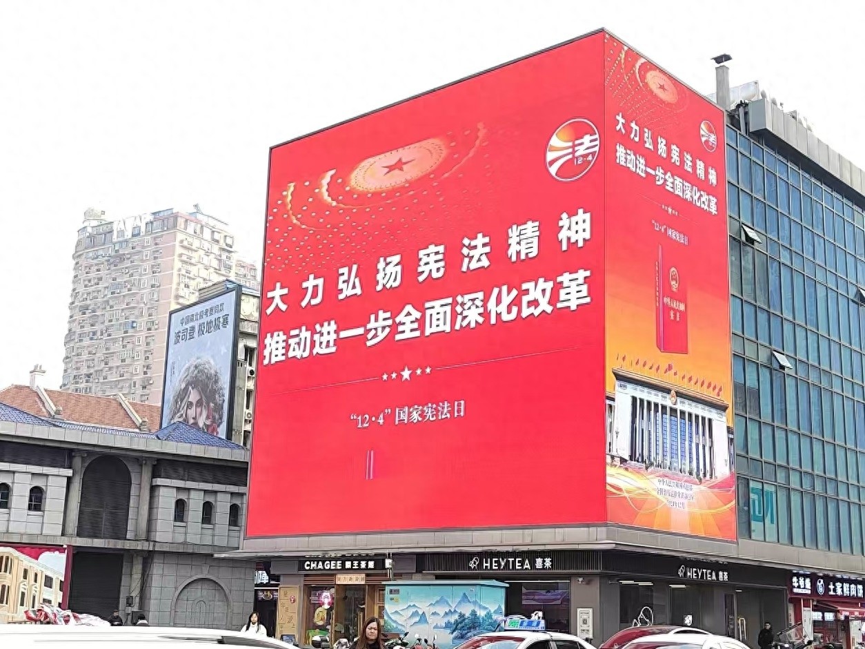 1.8万辆出租车变身移动宪法课堂，街头普法新风尚引爆全民学法热潮  第1张