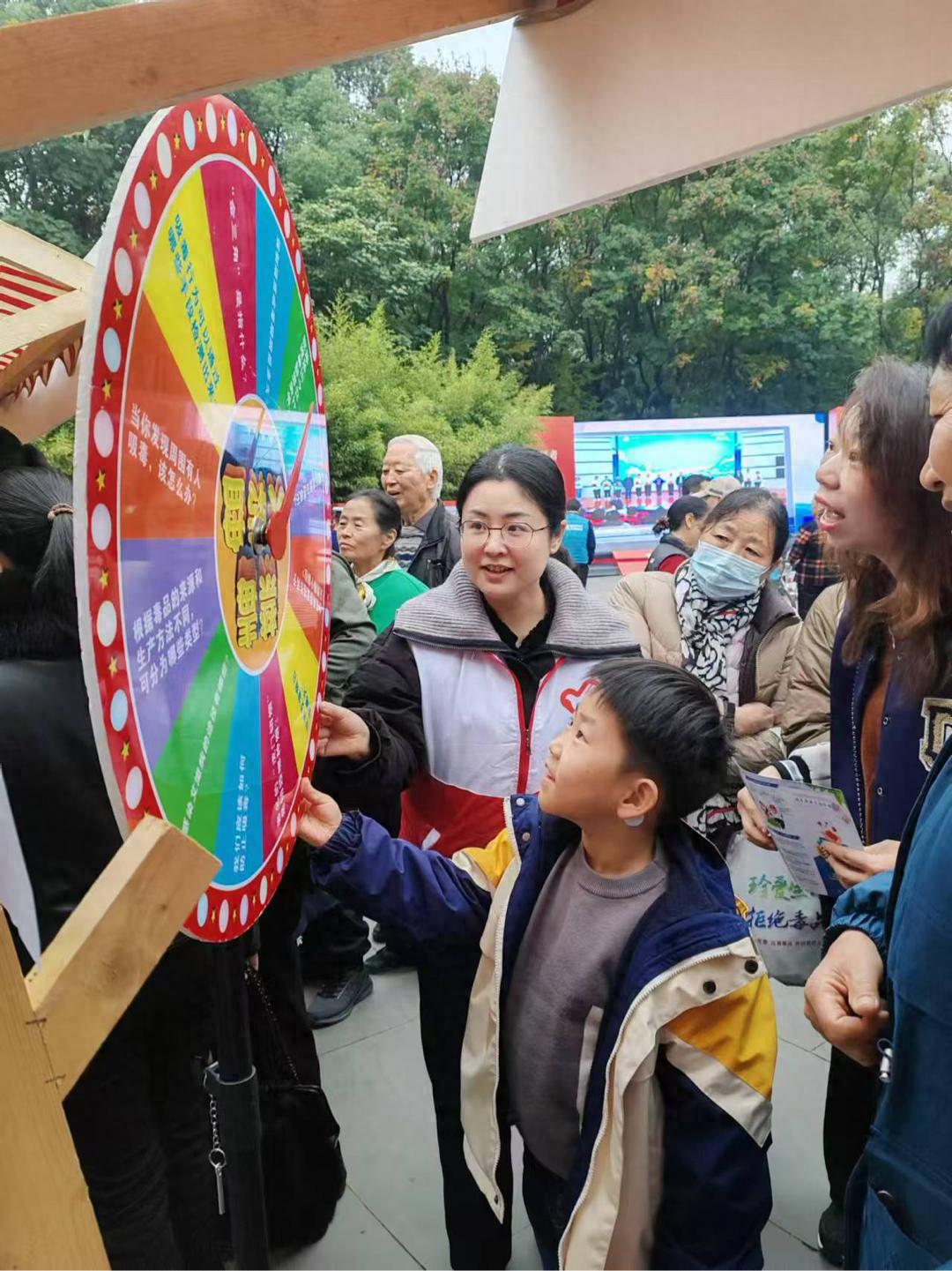 揭秘2024四川志愿者日：900万志愿者福利大放送，舞台剧向西震撼来袭  第1张