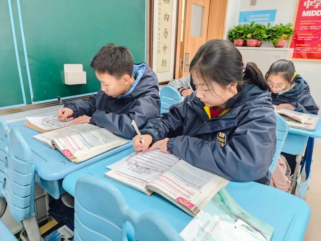 西安市航天城第一中学七年级英语书写比赛：规范书写，展现风采，谁将成为书写之王？  第2张