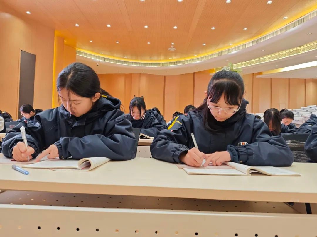 西安市航天城第一中学七年级英语书写比赛：规范书写，展现风采，谁将成为书写之王？  第4张
