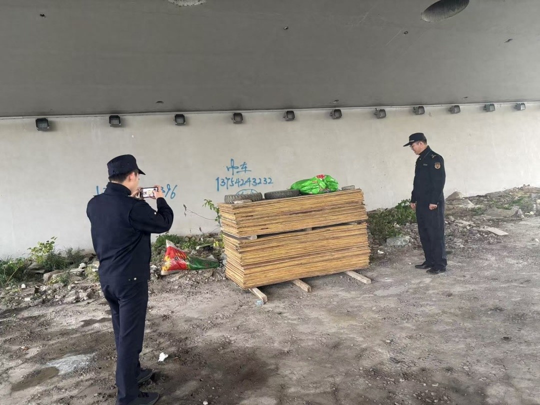 桥下空间大整治：吴兴区如何通过普法与执法双管齐下，确保桥梁安全与居民和谐共处？  第1张