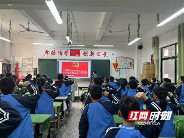 翠竹园小学宪法日活动：孩子们在宣誓与竞答中感受法治力量，争做守法少年  第1张