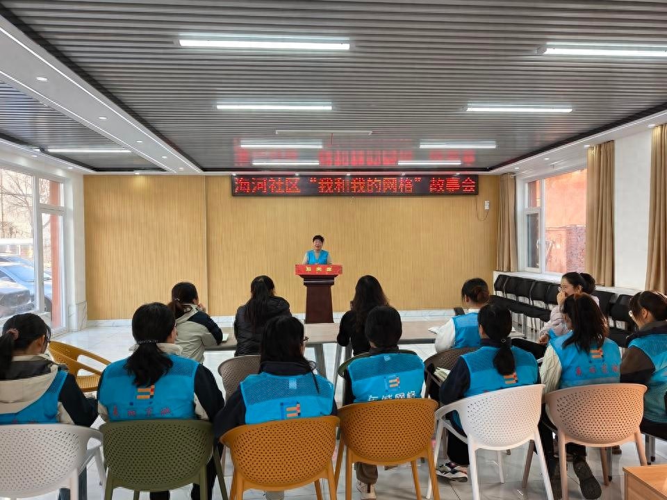 网格员徐秋霞的暖心故事：路面塌陷瞬间，她如何化解危机并赢得居民心？