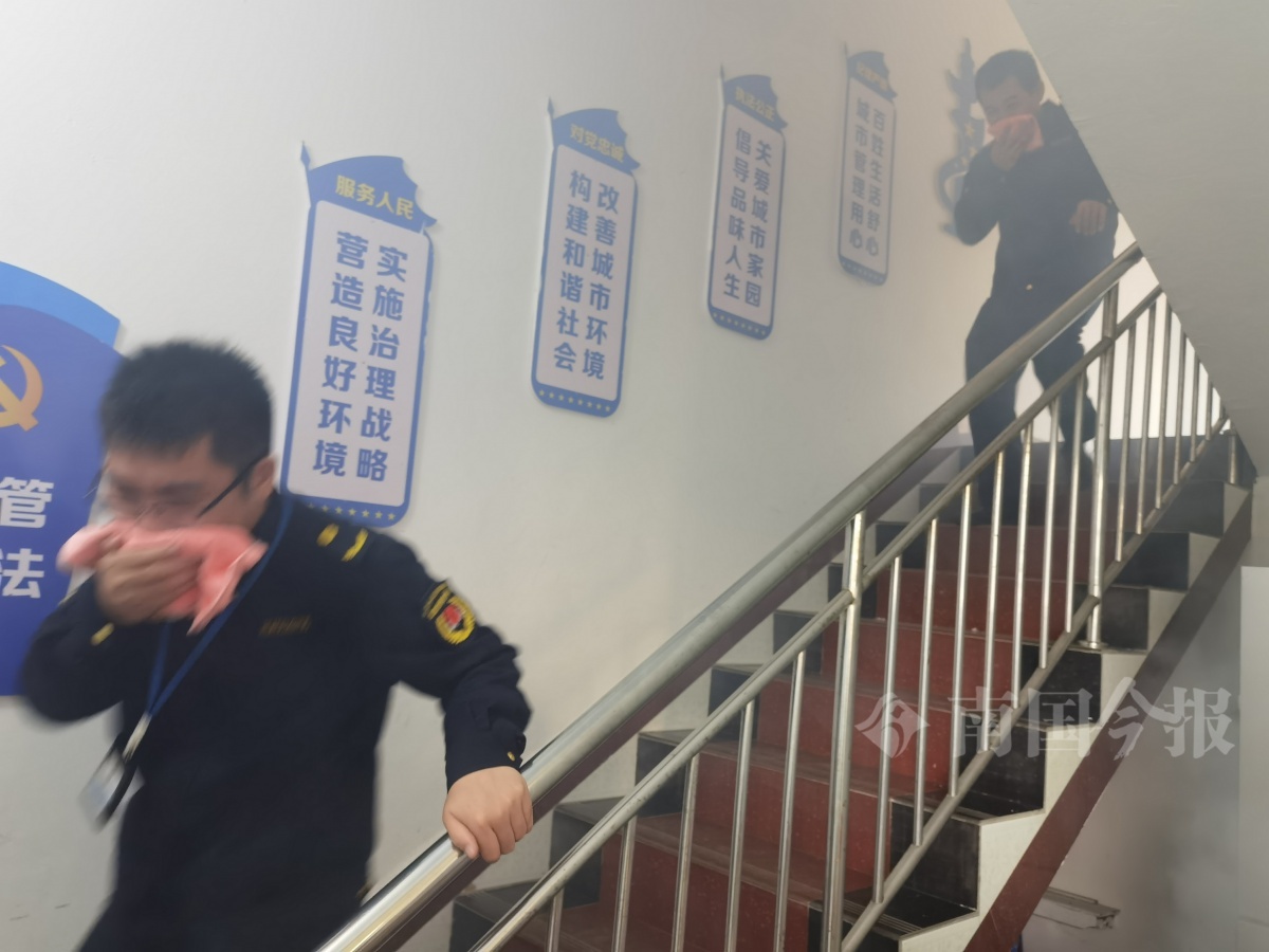 12月4日柳州消防演练：城管与村民联手，风上方灭火技巧大揭秘  第3张