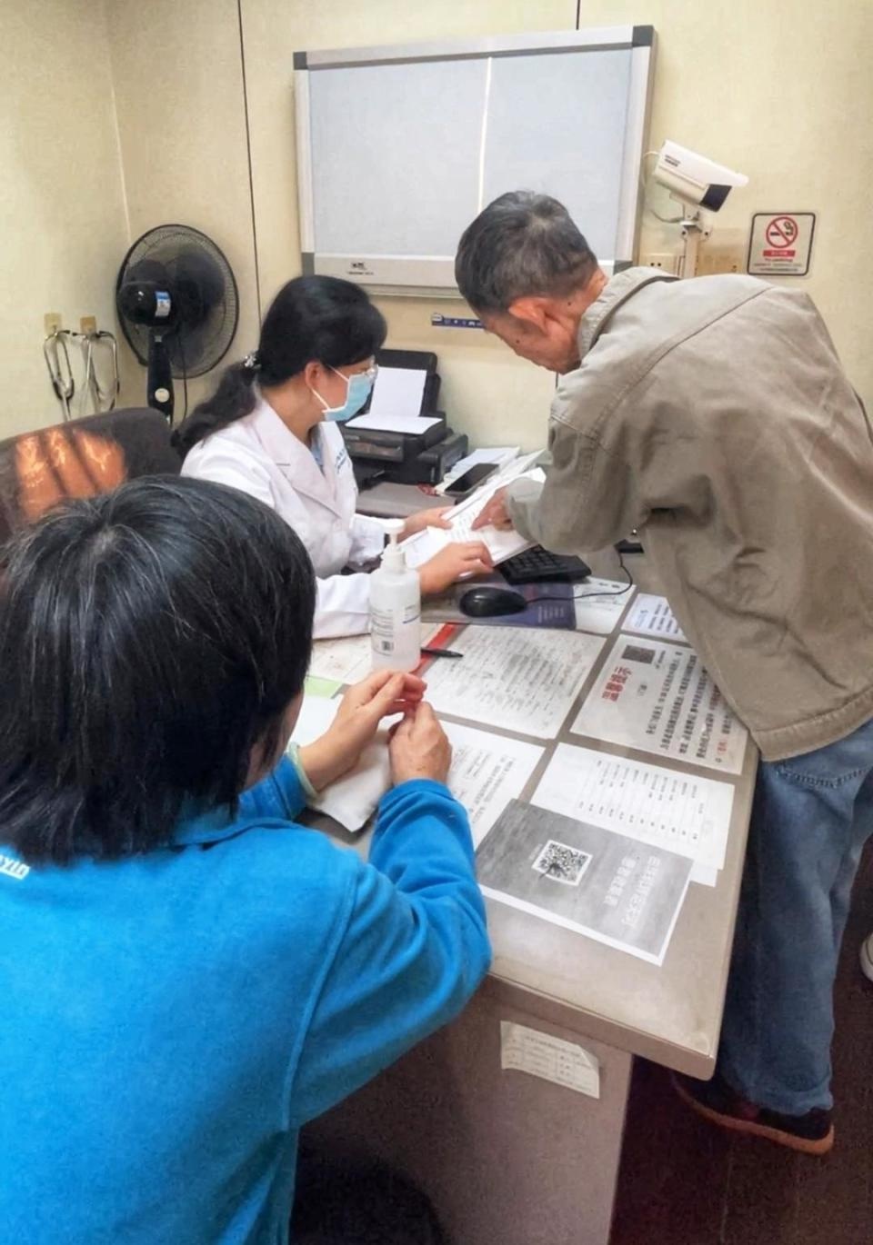 70岁老伴手写情书感动医生，糖尿病患者的爱情故事温暖人心  第2张
