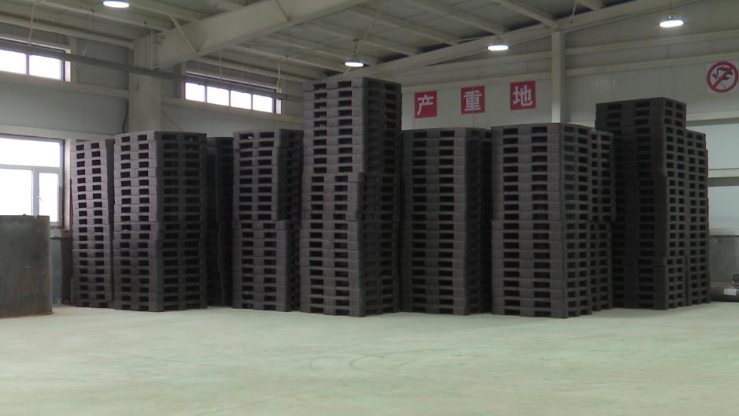 废旧农膜变废为宝：精河公司创新回收再利用，每天生产180片托盘  第2张