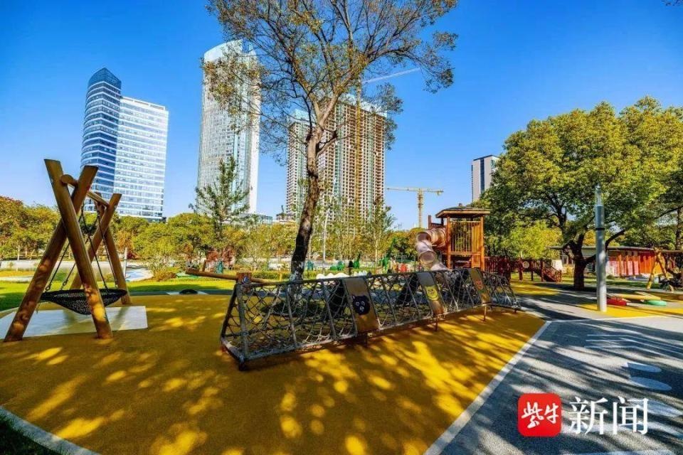 无锡太湖广场生态园焕新开放：绿色草坪、亲水栈道，亲子嬉戏温馨场景引爆市民热情  第1张