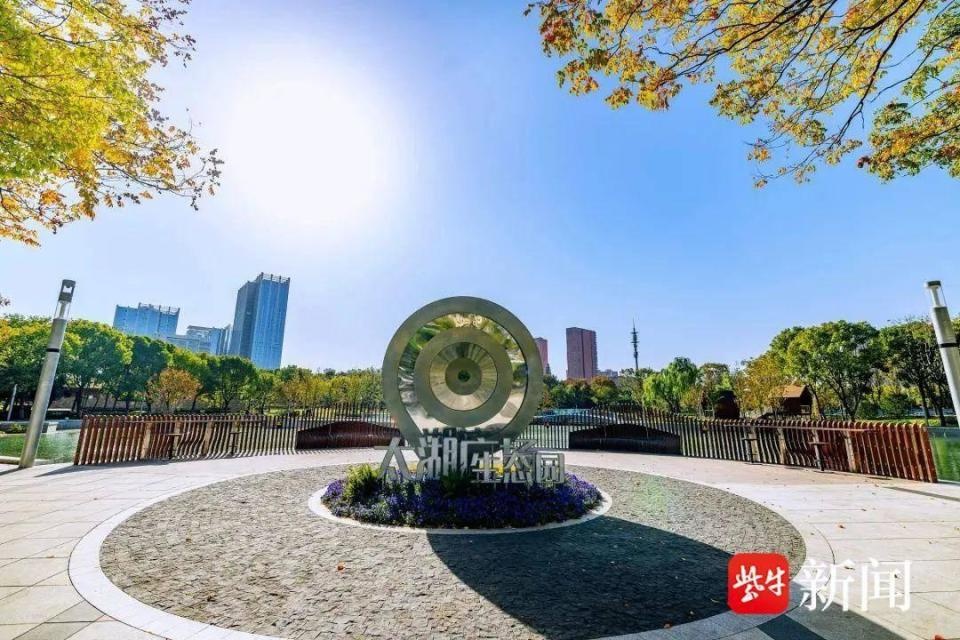 无锡太湖广场生态园焕新开放：绿色草坪、亲水栈道，亲子嬉戏温馨场景引爆市民热情  第2张