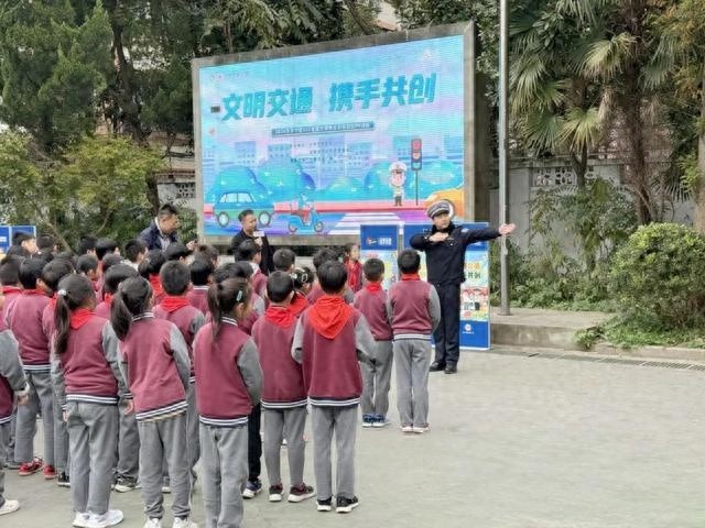 122全国交通安全日：长宁交警带你走上学路，手势操教你安全出行  第1张