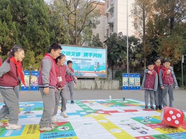 122全国交通安全日：长宁交警带你走上学路，手势操教你安全出行  第4张