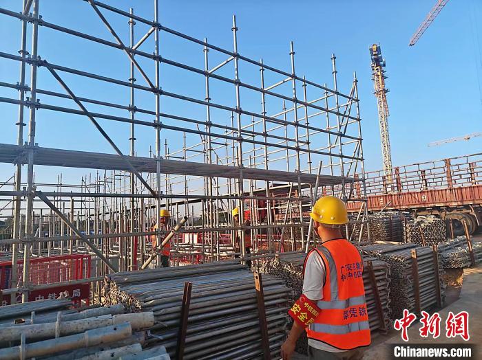 1600 多名铁路建设者国庆坚守，南凭高铁崇凭段 2025 年开通使用  第1张