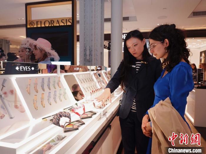 国货美妆强势崛起，00 后女孩与母亲的化妆台变迁见证行业发展  第1张