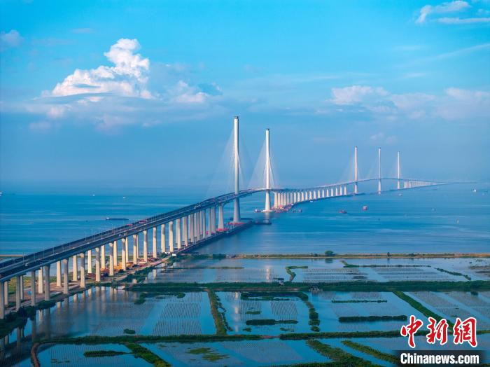 厉害了！黄茅海跨海通道项目完成高栏港大桥双幅环氧沥青铺装施工