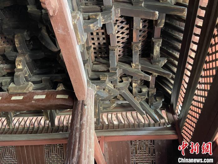国庆假期，00 后为何纷纷涌向这座千年古寺？  第3张