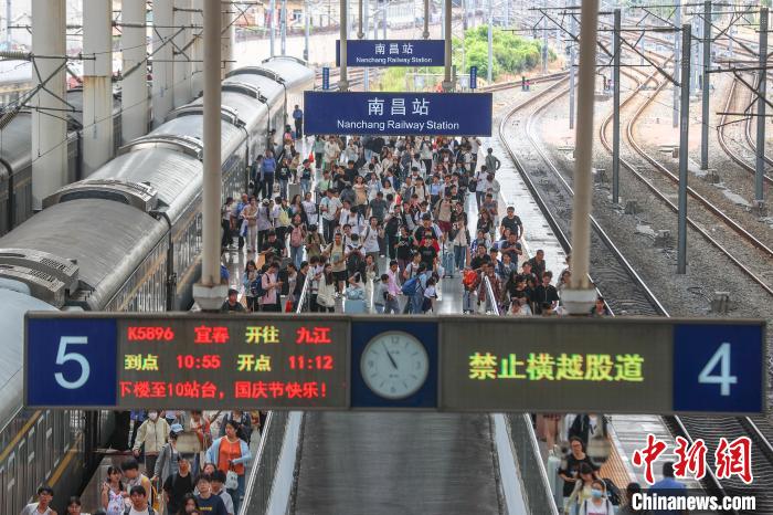国庆首日南铁迎出行高峰，预计发送旅客 161 万人次！你在路上吗？
