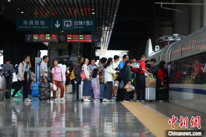 国庆首日南铁迎出行高峰，预计发送旅客 161 万人次！你在路上吗？  第2张