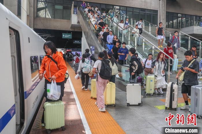 国庆首日南铁迎出行高峰，预计发送旅客 161 万人次！你在路上吗？  第3张