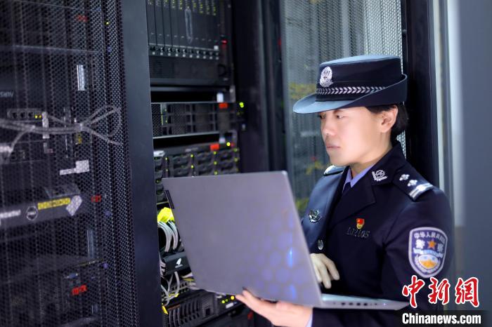 鼠标键盘成秘密武器？这位女警察不一般  第1张