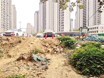 小区旁建筑垃圾堆积如山，脏乱环境谁来管？  第1张