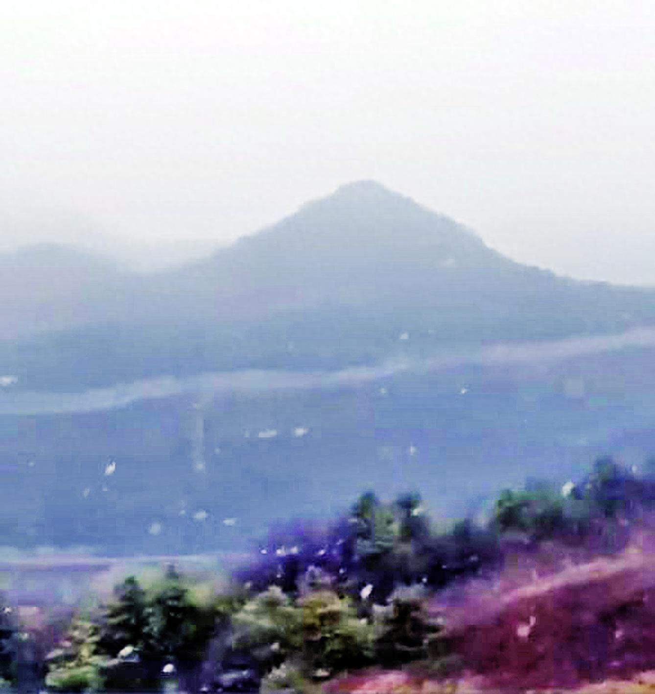 城口县河鱼乡青草坪迎今秋初雪，绝美风光宛如仙境  第1张