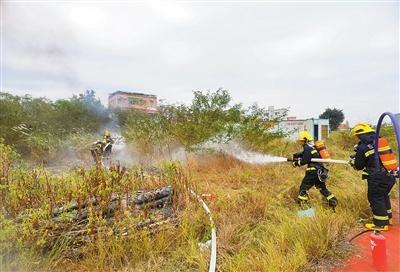 珠海一居民楼草地着火，原因竟是小孩玩鞭炮