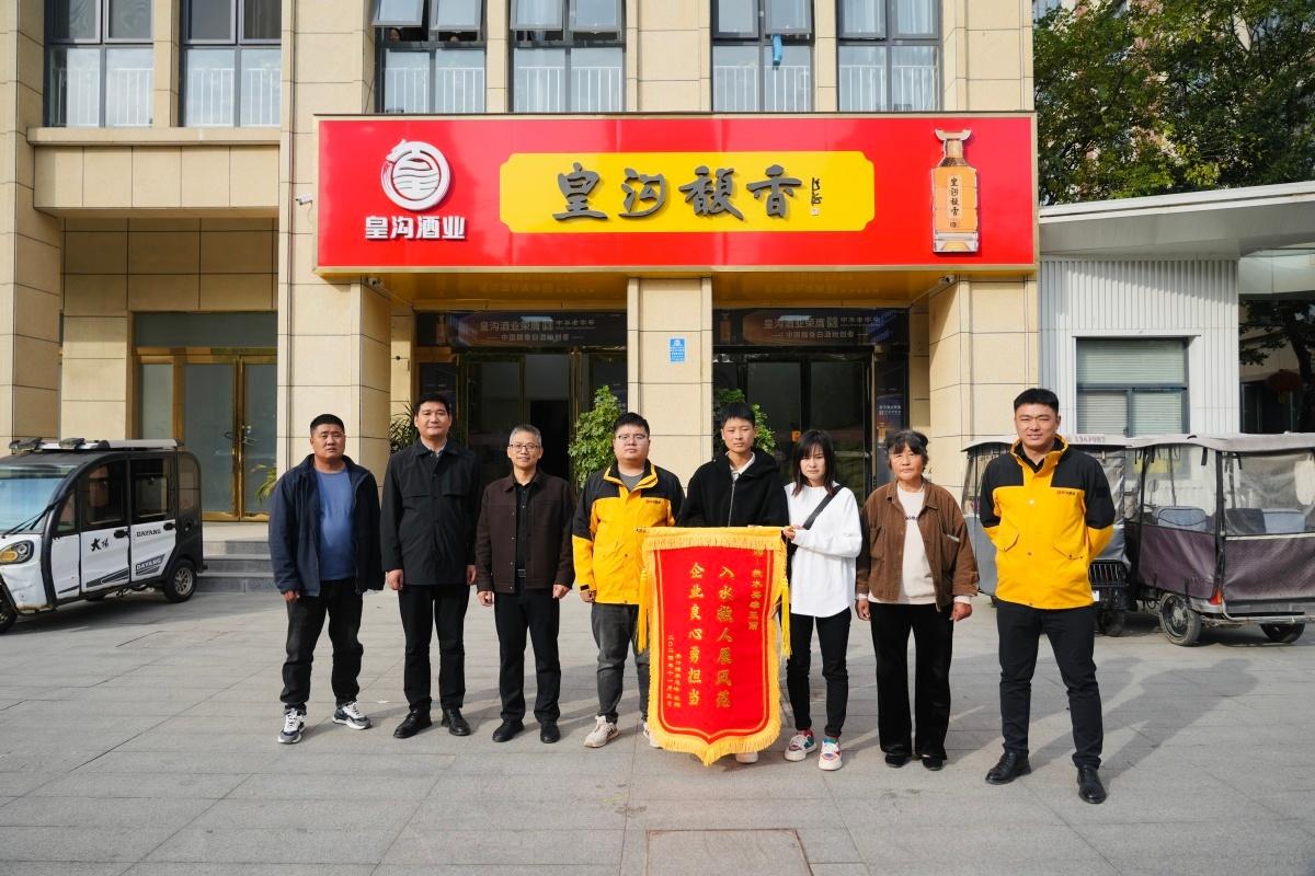 河南小伙寒夜跳水救人，孩子平安无事，他却默默离开  第2张