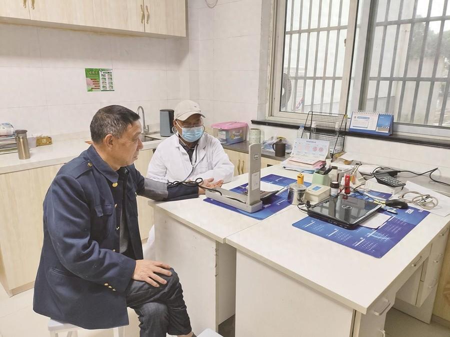 48 年村医生涯，他是如何成为村民心中的健康守护神？
