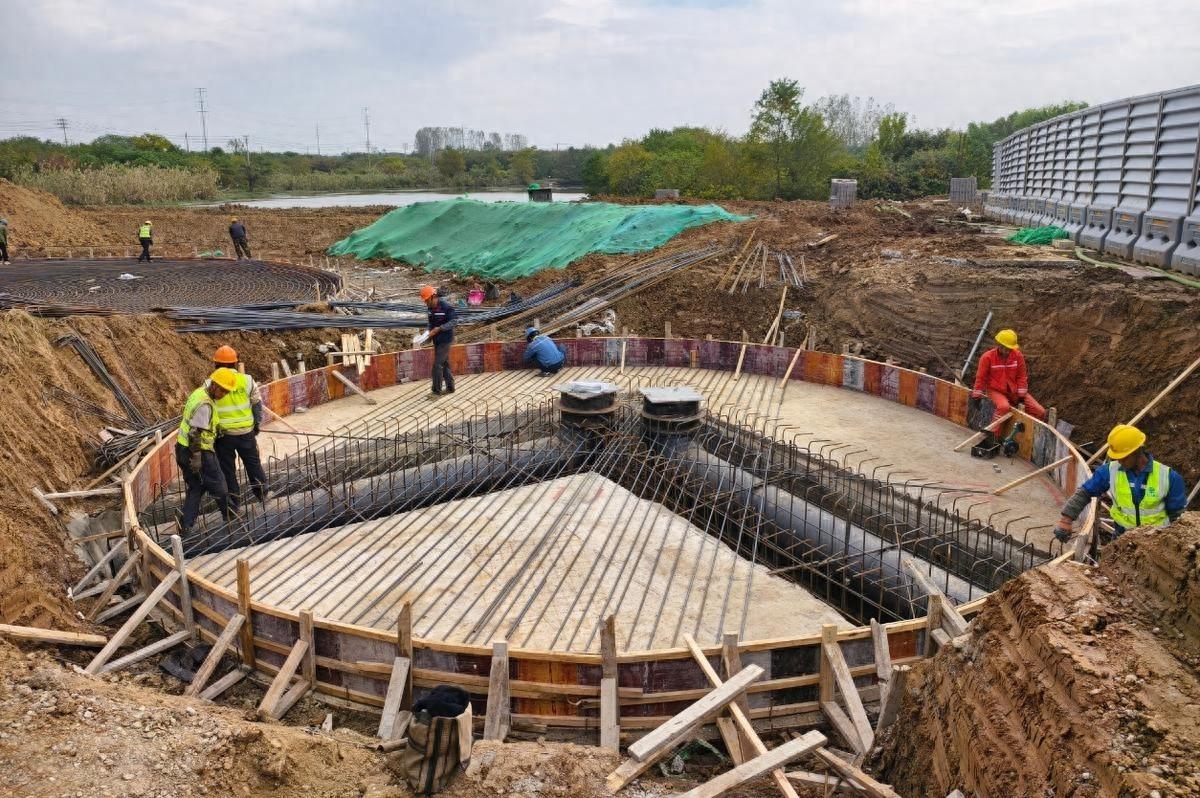 开发区工业污水处理厂项目火热建设中，预计 12 月底完成主体施工并进入调试阶段