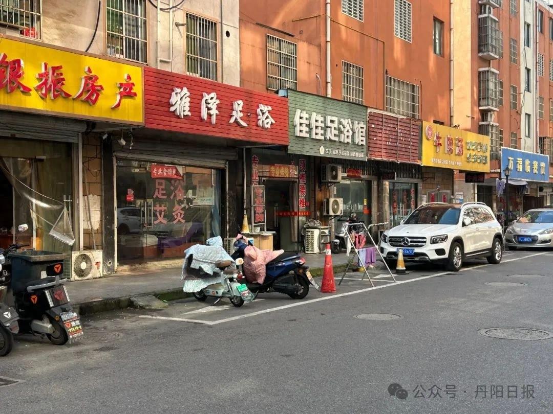 公共停车位被商户长期霸占，谁来管？  第1张