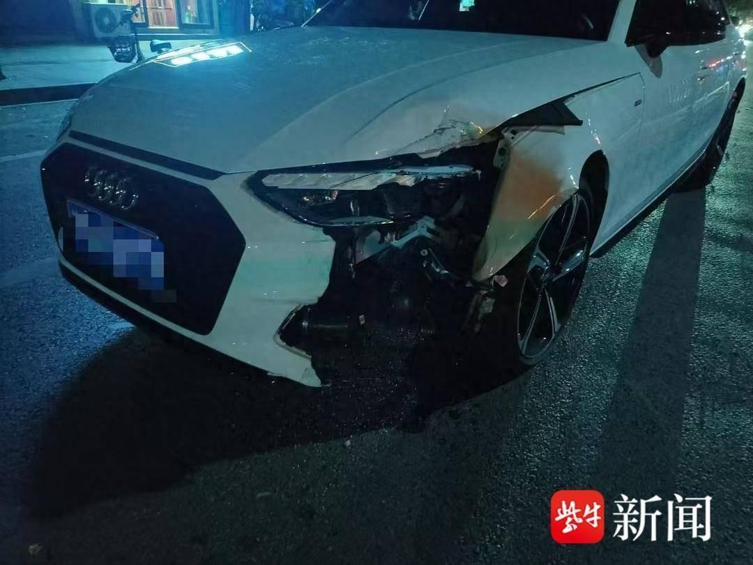 南京一轿车撞上隔离护栏，车损严重！原因竟是这个  第1张