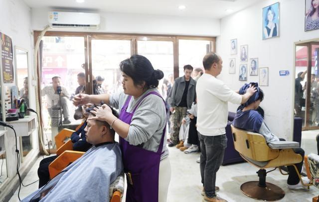 湖南怀化理发师火了！顾客：这技术，全国巡剪吧  第2张