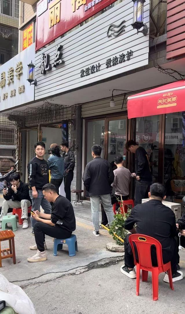 湖南怀化理发师火了！顾客：这技术，全国巡剪吧  第3张