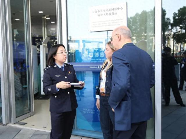 进博会出入境便利服务组合包，让外籍展客商半小时内拿到签证  第1张