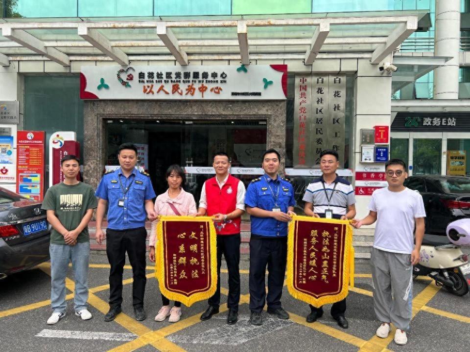 深圳最大社区竟获赠两面锦旗，背后原因令人动容