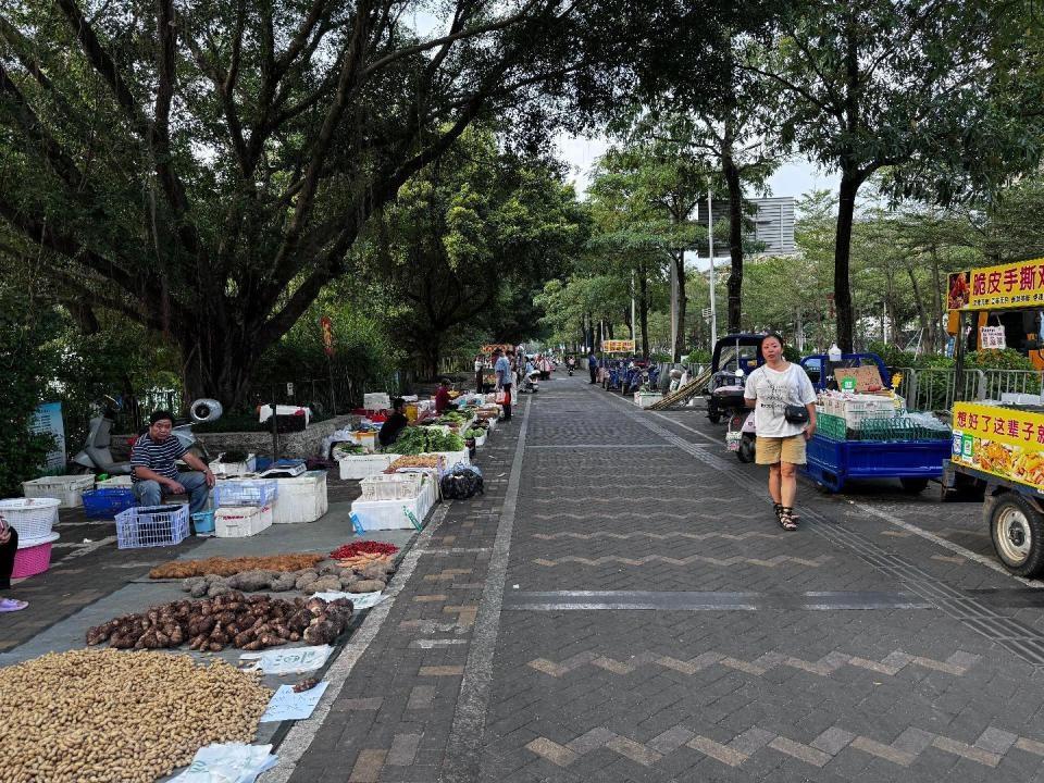 深圳最大社区竟获赠两面锦旗，背后原因令人动容  第2张