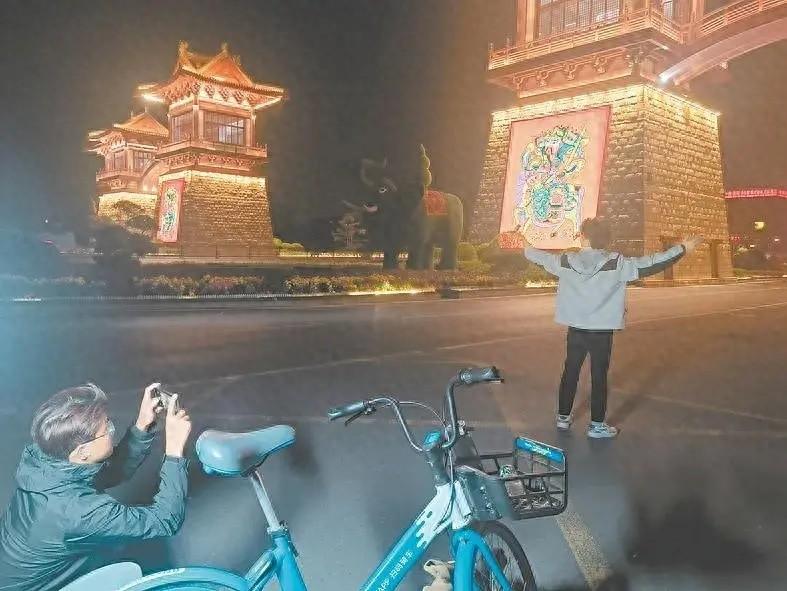 大学生夜骑开封爆火，青春没有售价，这座八朝古都能否拿下？  第1张