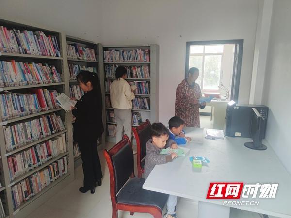 张家界这个村的农家书屋，为何能成为全民阅读的主阵地？  第2张