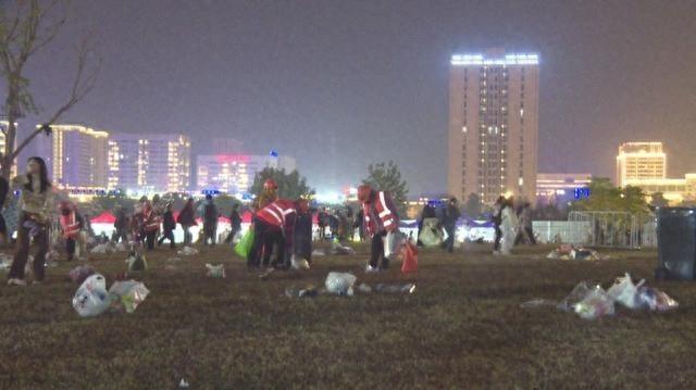 270 名环卫工人，一夜清理 8100 桶垃圾！他们才是真正的城市守护者