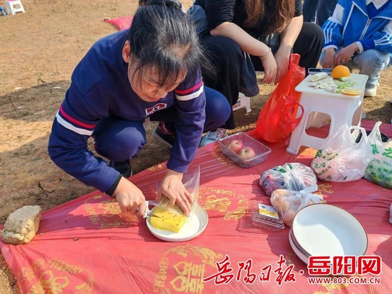平江向家中学教职工亲子野炊盛会，美食与欢笑的盛宴  第2张