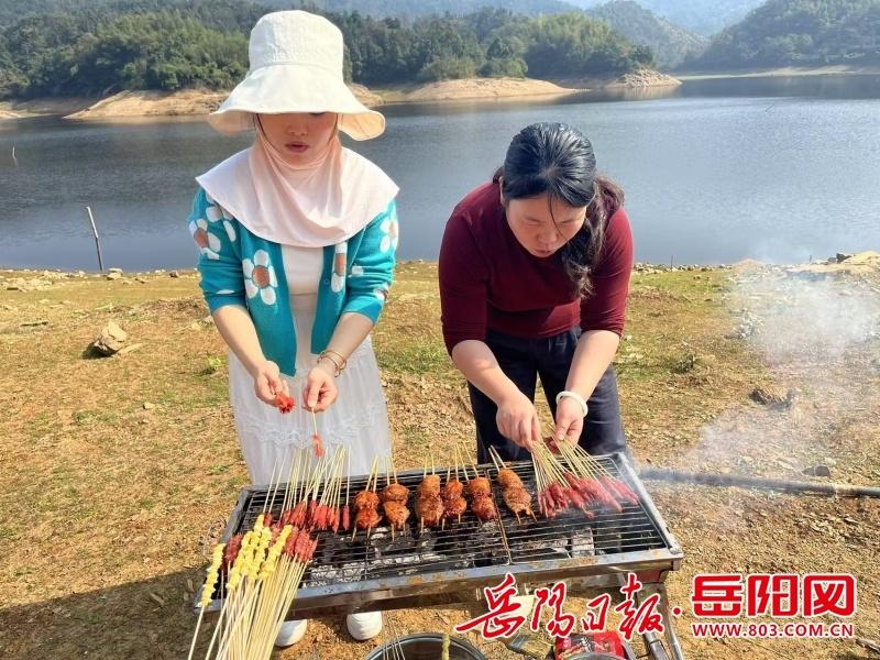 平江向家中学教职工亲子野炊盛会，美食与欢笑的盛宴  第3张