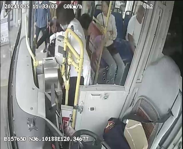 青岛 215 路女公交司机贴心服务，温暖乘客心，获赠锦旗  第2张