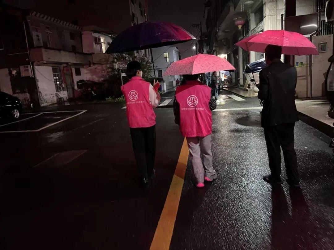 台风康妮来袭！温州乐清巾帼志愿者全力防御，守护百姓安全  第2张